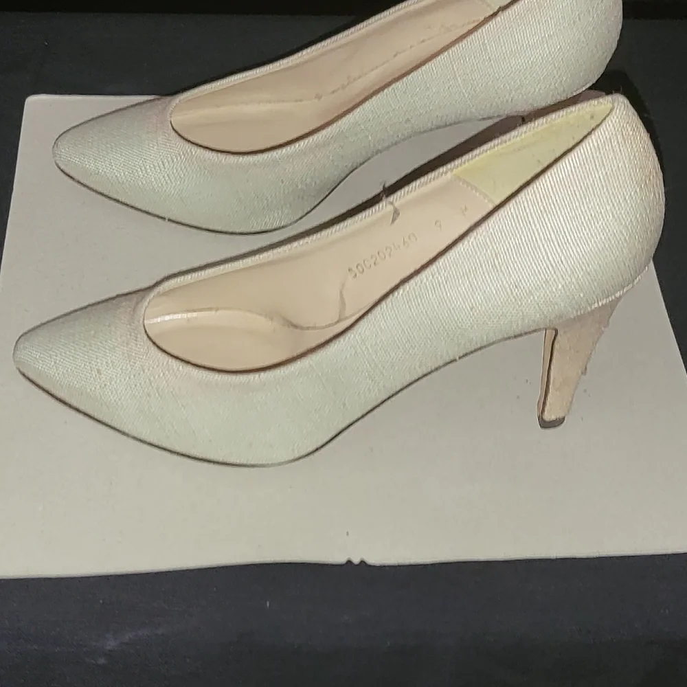 Linen Mid Heels - Picture 3 of 3
